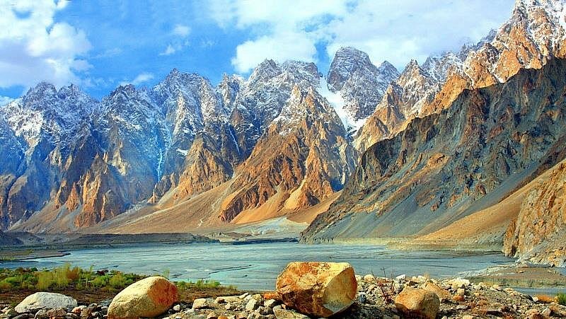 Exploring the Natural Beauty of Hunza Valley: A Journey Through Pakistan's Most Picturesque Landscape-guestkor_com